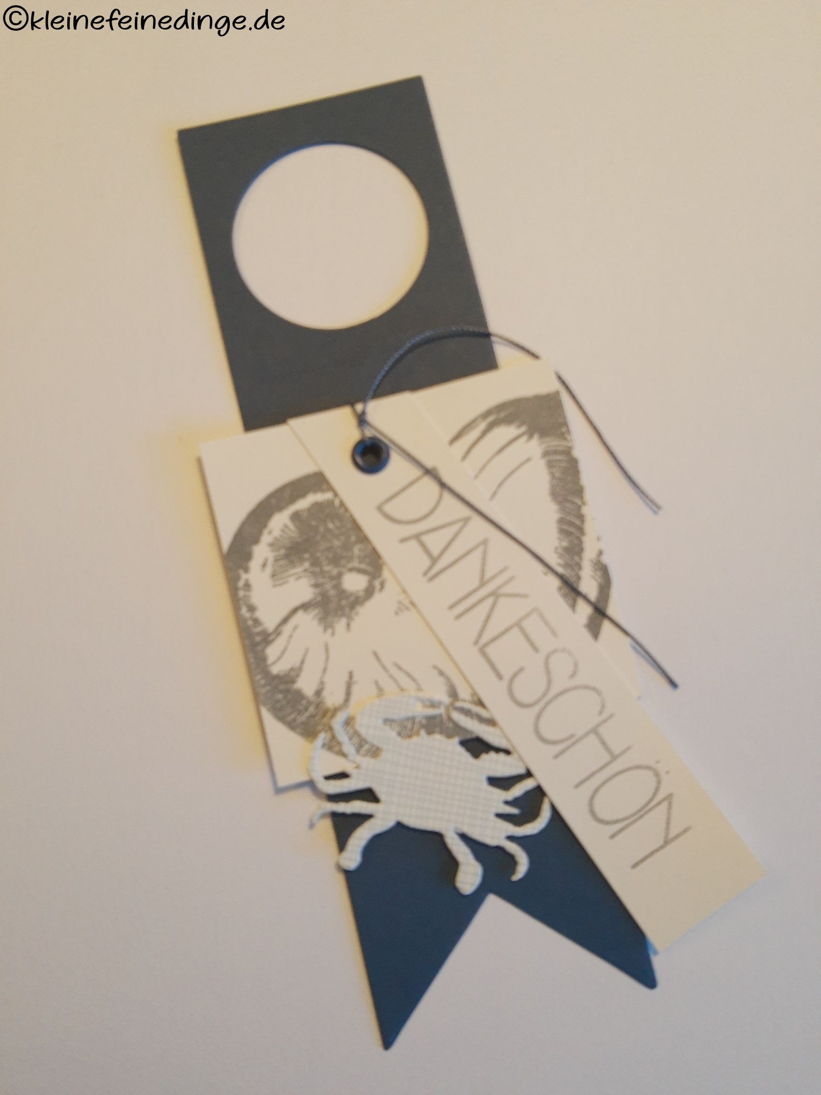 Flaschenanhänger „Küstendank – mit Krabbencharme und Meereslächeln“ – maritimes Design für stilvolle Geschenke