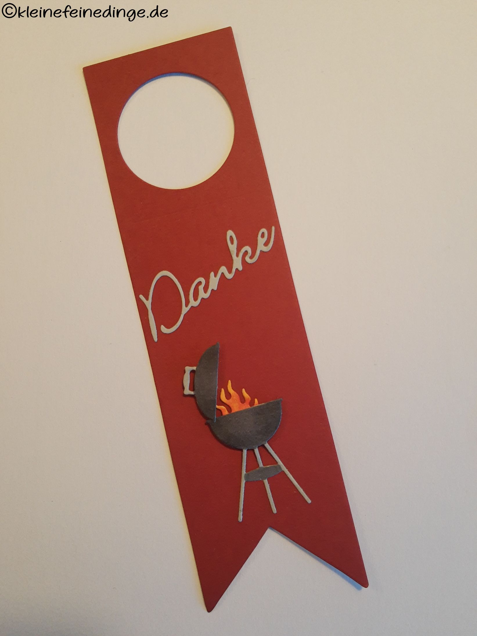 Flaschenanhänger „Flammen frei – der Grill ruft“ – Perfekt für Grillfans & Gastgeber